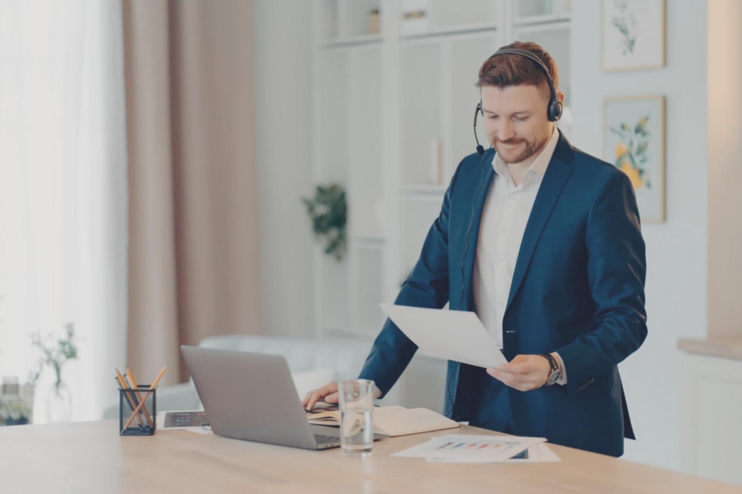 Équipe de travail collaborant sur des projections financières